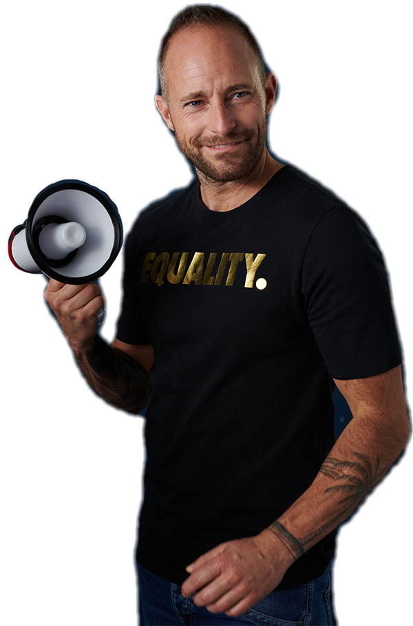 Balian Buschbaum lächelt mit einem Megafon in der Hand. Auf seinem T-Shirt steht "Equality". Mentor, Speaker, Business-Coach